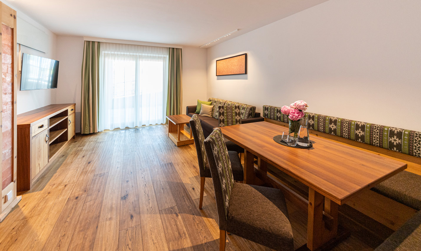 Foto: Appartement 1 in Tirol Serfaus Fiss Ladis Österreich – gemütliche Essecke der Ferienwohnung im Familienurlaub.
