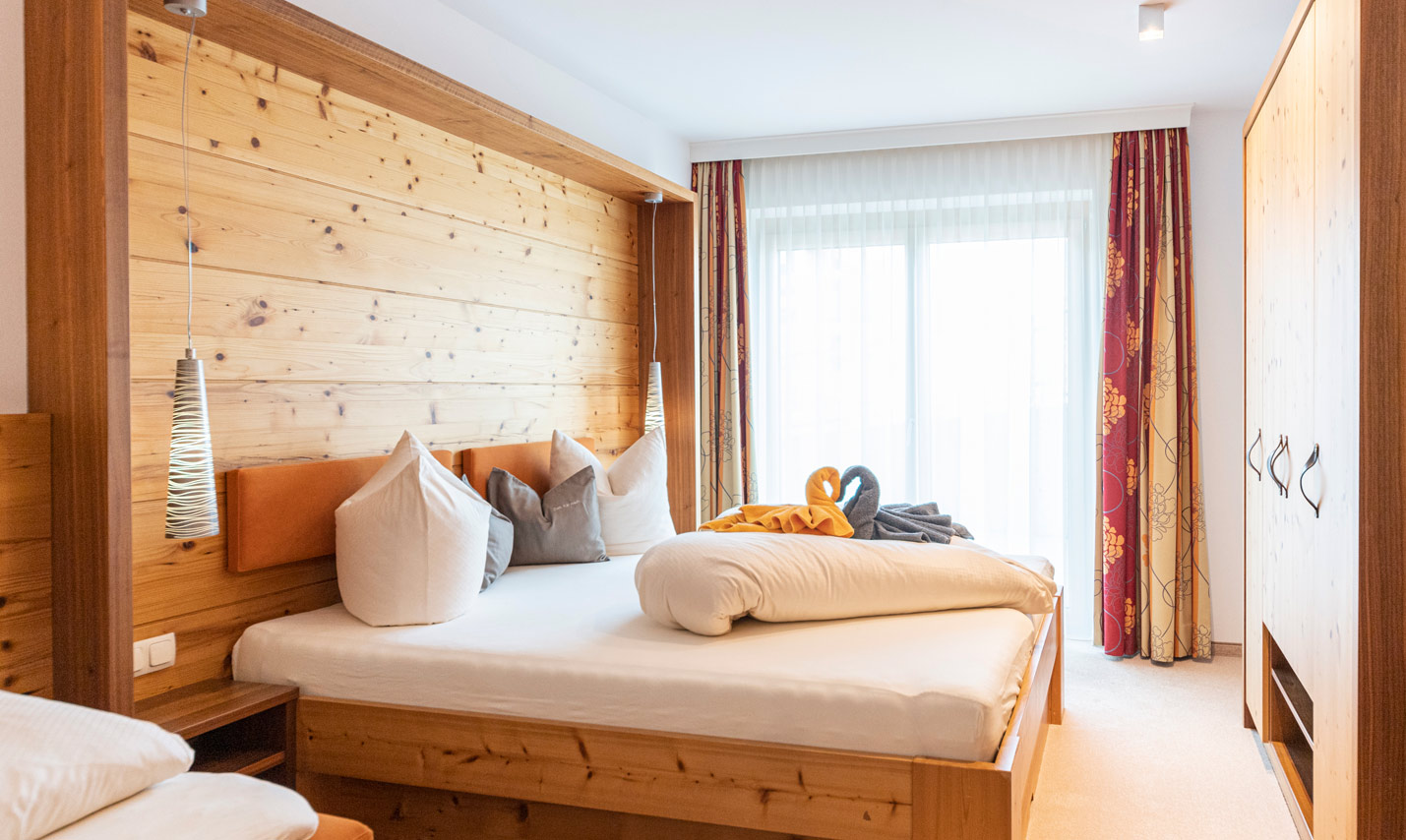 Foto: Gemütliches Doppelbett im Appartement 1, der Ferienwohnung in Serfaus Fiss Ladis Tirol Österreich im Familienurlaub.