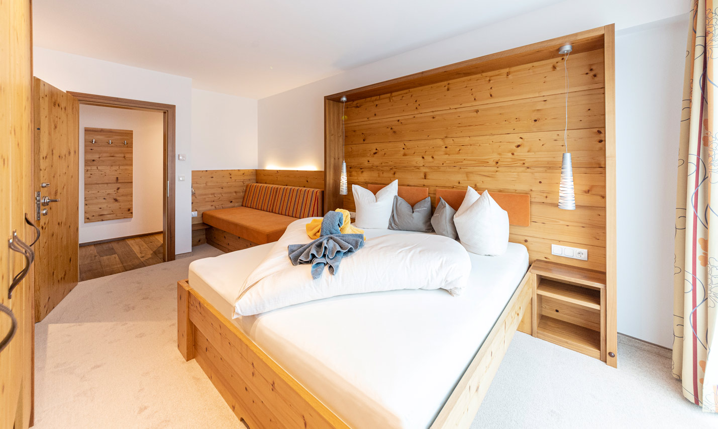 Foto: Schlafzimmer in der Ferienwohnung 1 im Appartement Haus in Österreich Tirol Serfaus Fiss Ladis im Familienurlaub.