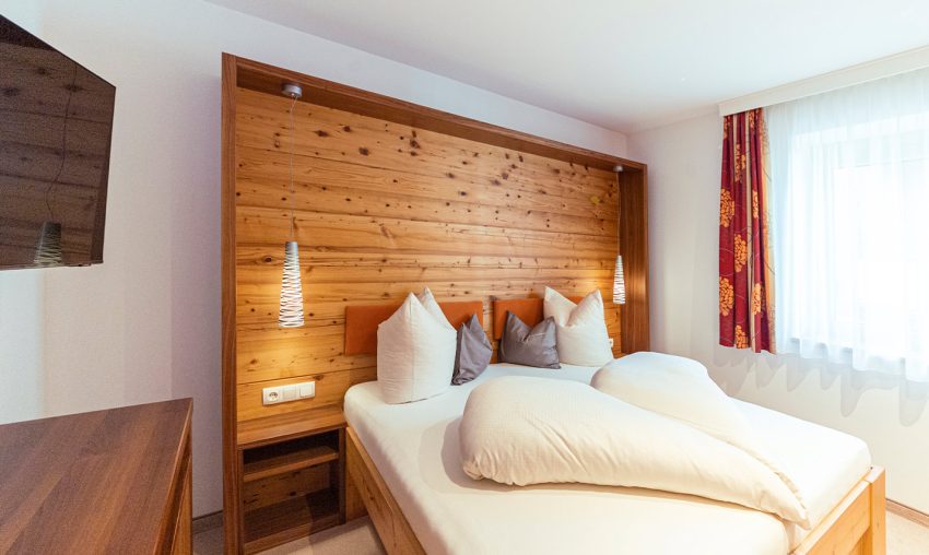 Foto: Schlafzimmer im Appartement Haus im Familienurlaub in Serfaus Fiss Ladis Tirol in der Ferienwohnung 2.