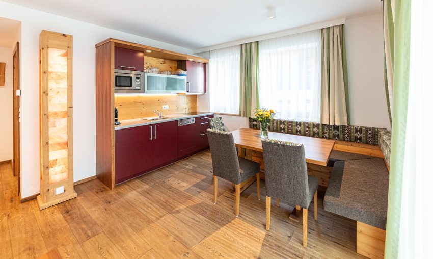 Foto: Essecke mit Küche vom Appartement Haus in Serfaus Fiss Ladis Tirol - der Ferienwohnung 2 im Familienurlaub.