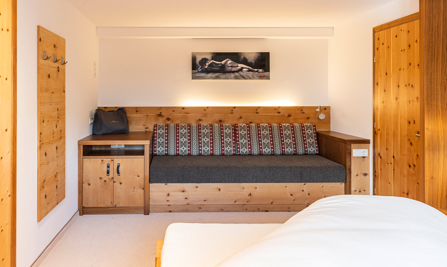 Foto: Schlafsofa in der Ferienwohnung 3 vom Appartement Haus im Familienurlaub in Serfaus Fiss Ladis Tirol.