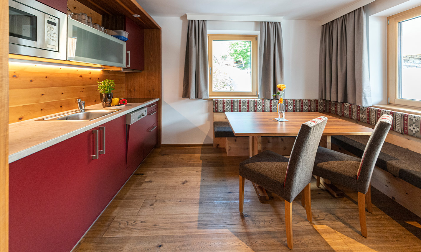 Foto: Ferienwohnung 3 im Appartement Haus in Serfaus Fiss Ladis Tirol – Küche mit Esstisch im Familienurlaub.