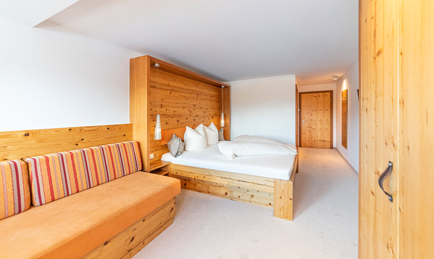 Foto: Gemütliches Doppelbett vom Appartement in der Ferienwohnung 4 in Tirol Serfaus Fiss Ladis Österreich.