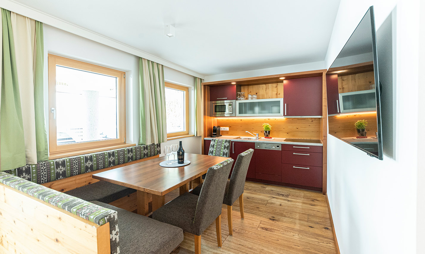 Foto: Küche vom Appartement Ferienwohnung 4 im Familienurlaub in Tirol Serfaus Fiss Ladis Österreich.