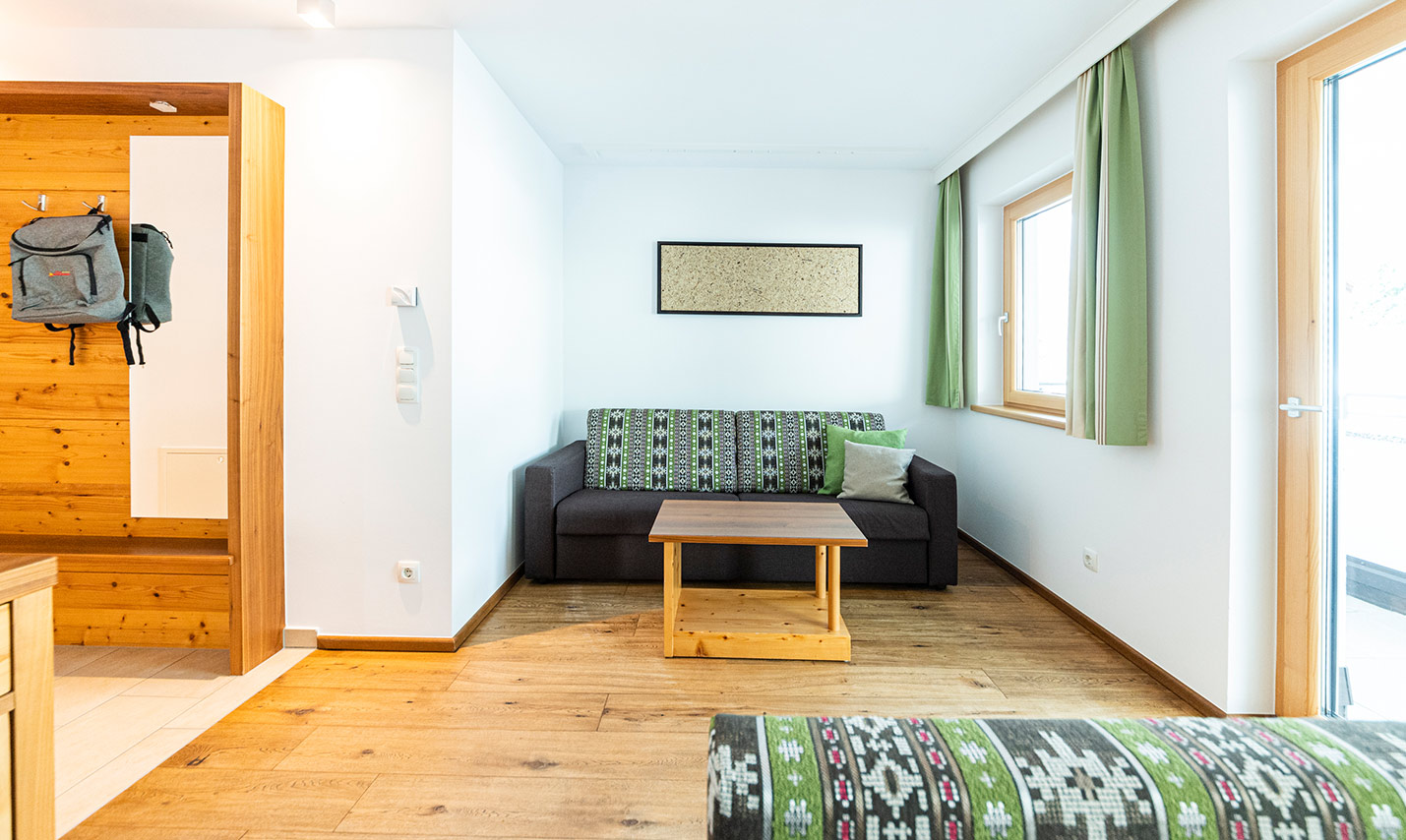 Foto: Wohnzimmersofa im Appartement - Ferienwohnung 4 in Serfaus Fiss Ladis Tirol Österreich im Familienurlaub.
