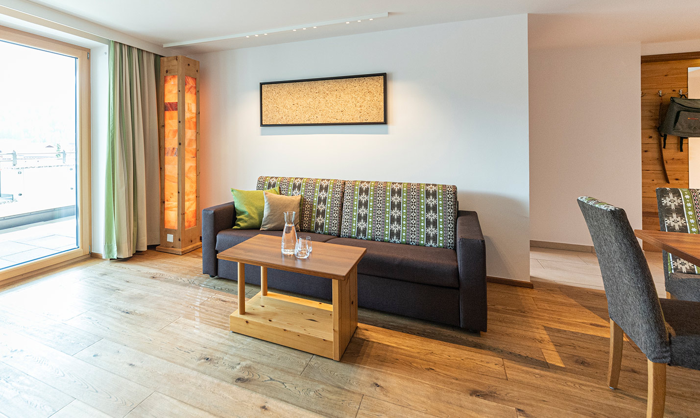 Foto: Trendiges Sofa im Appartement 5 - Top Ferienwohnung für Familien in Tirol Serfaus Fiss Ladis im Familienurlaub.