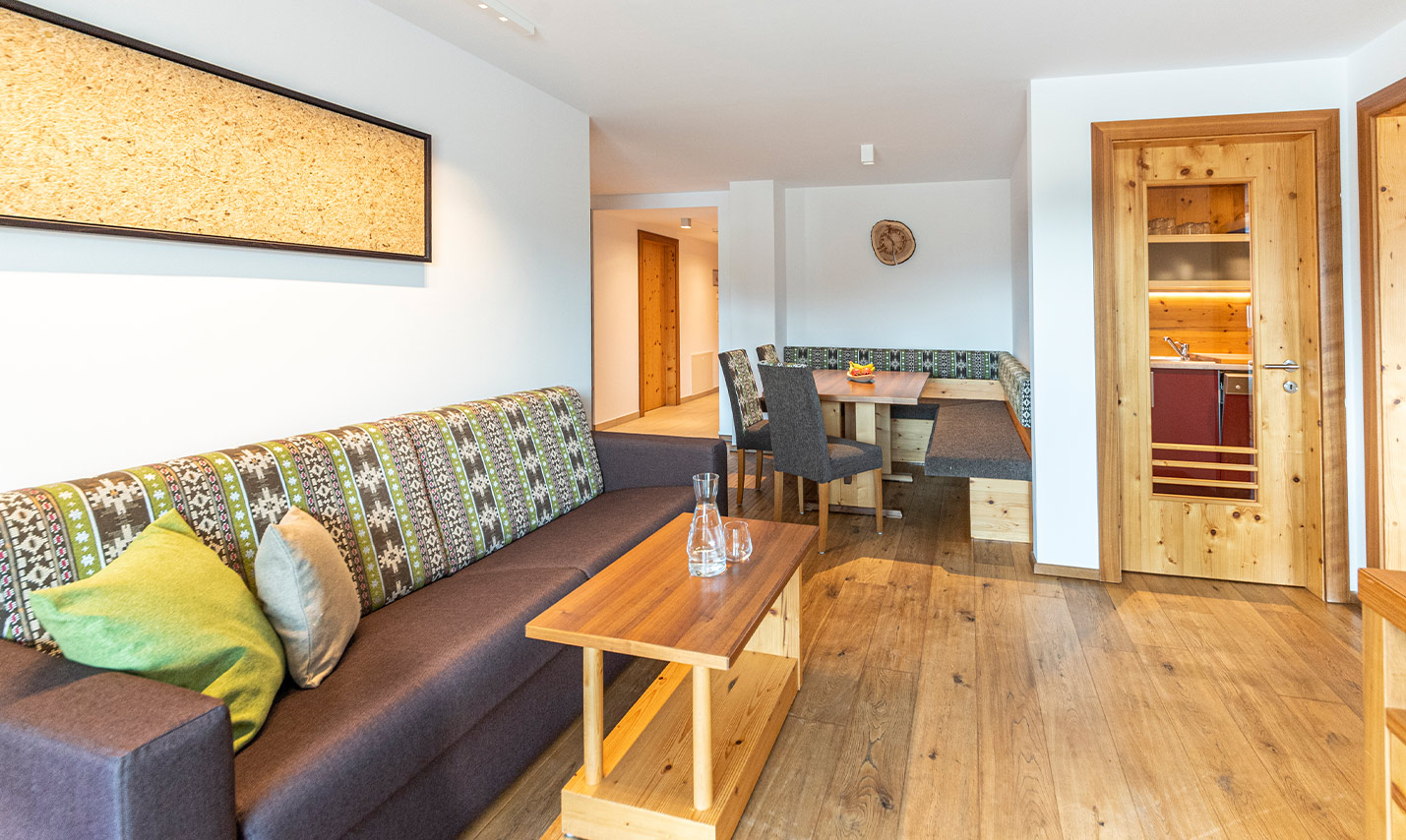 Foto: Wohnzimmer im Appartement 5, der Top Ferienwohnung für Familien in Serfaus Fiss Ladis Tirol Österreich.