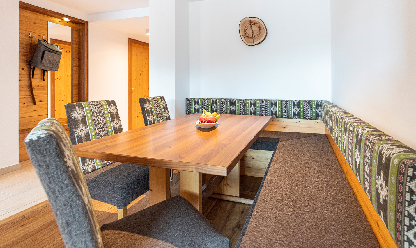 Foto: Gemütlicher Esstisch im Appartement 5, der Ferienwohnung im Familienurlaub in Serfaus Fiss Ladis Tirol.