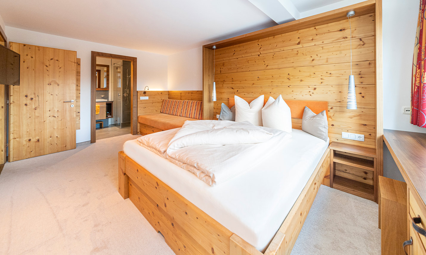 Foto: Schlafzimmer im Appartement Haus in der Top Ferienwohnung 5 in Serfaus Fiss Ladis Tirol Österreich.