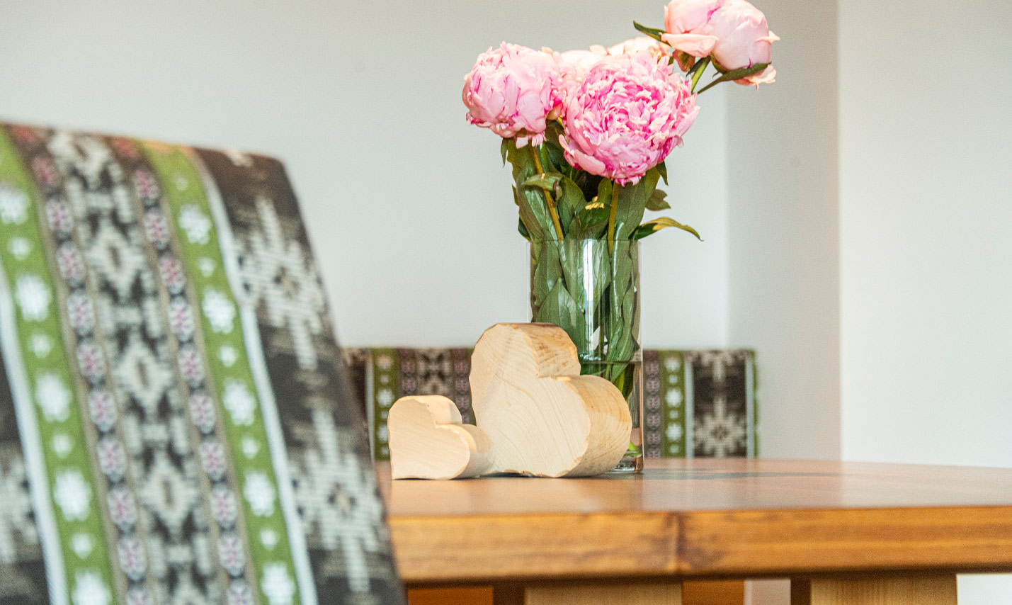 Foto: Appartement Haus mit Ferienwohnung 5 mit Blumen am Tisch im Familienurlaub in Tirol Serfaus Fiss Ladis.