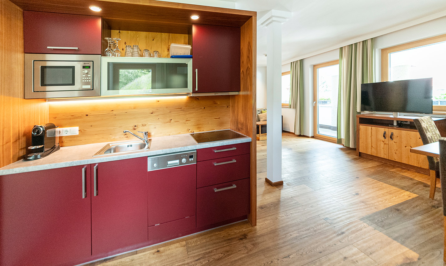 Foto: Appartement Küche in der Ferienwohnung 7 im Familienurlaub in Serfaus Fiss Ladis Tirol Österreich.