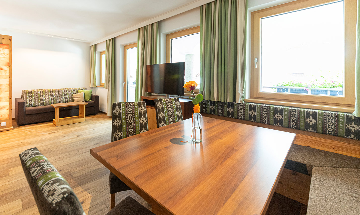 Foto: Wohnzimmer-Essbereich mit Sofa vom Appartement 7, der Ferienwohnung in Serfaus Fiss Ladis Tirol Österreich.