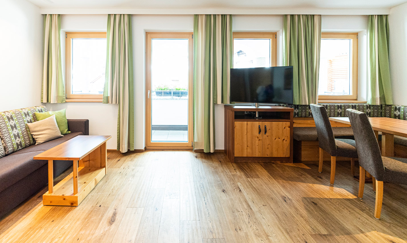 Foto: Sofa + Essecke mit TV im Appartement, Ihrer Ferienwohnung 7 in Serfaus Fiss Ladis Tirol im Familienurlaub.