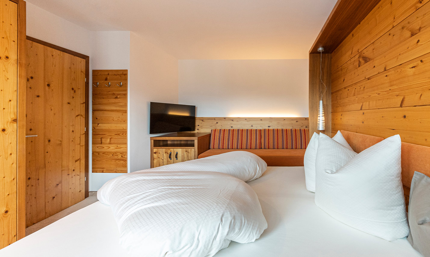 Foto: Modernes Schlafzimmer Ihrer Ferienwohnung 8 im Appartement Haus in Serfaus Fiss Ladis Tirol im Familienurlaub.