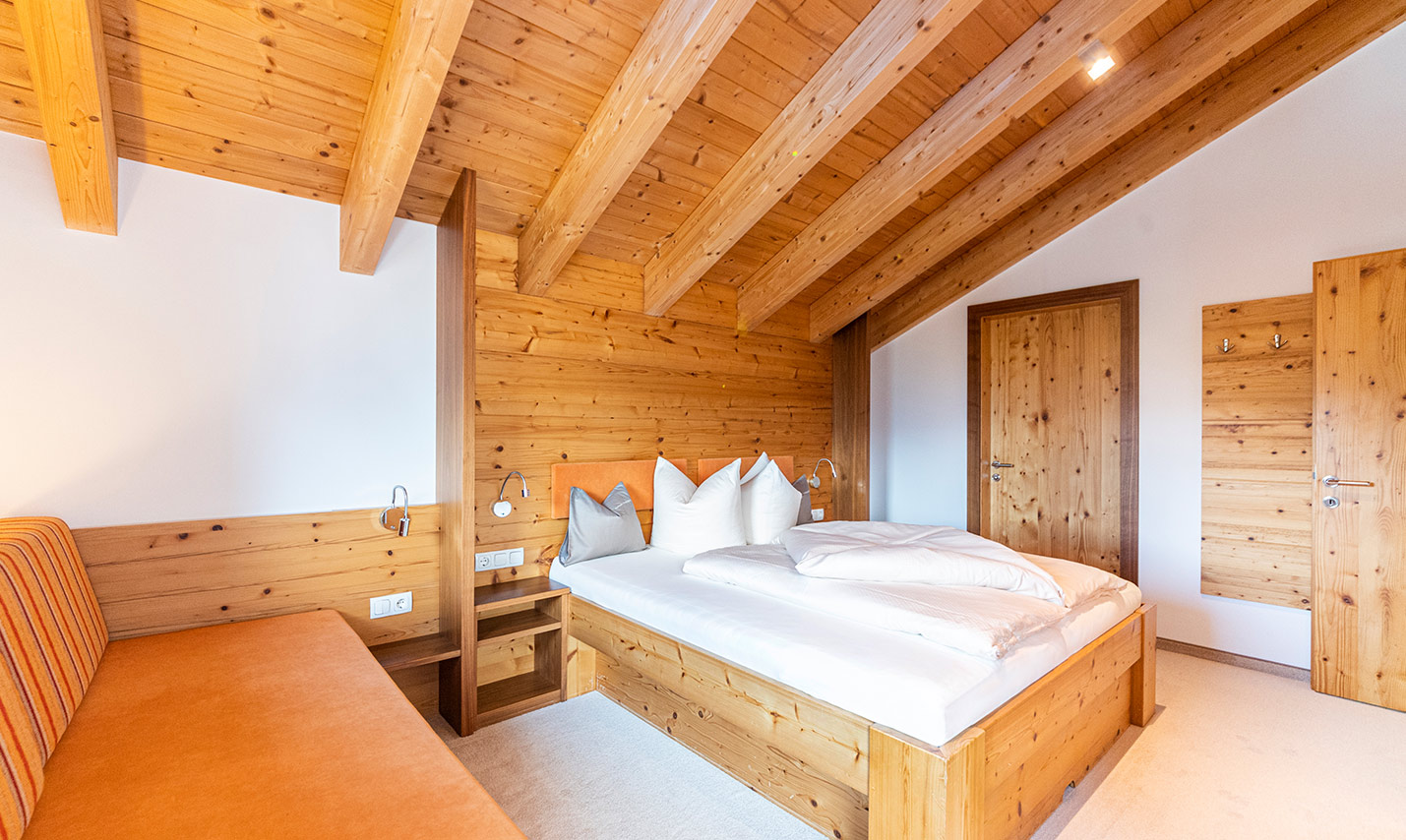 Foto: Appartement Schlafzimmer in Serfaus Fiss Ladis Tirol Österreich mit Schlaf-Sofa in der Ferienwohnung 8.