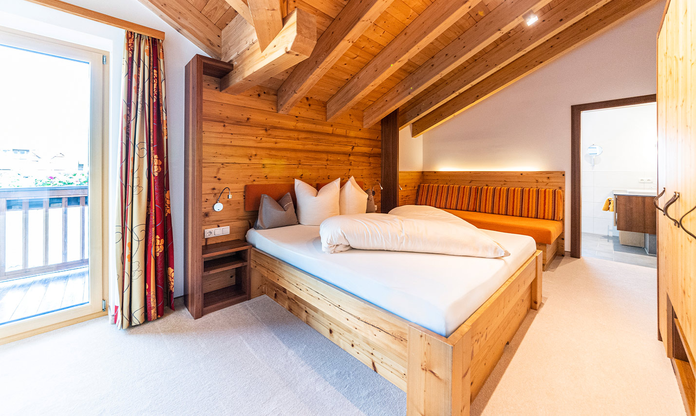 Foto: Schlafzimmer im Appartement 9, deiner Top Ferienwohnung Serfaus Fiss Ladis Tirol, im Familienurlaub.