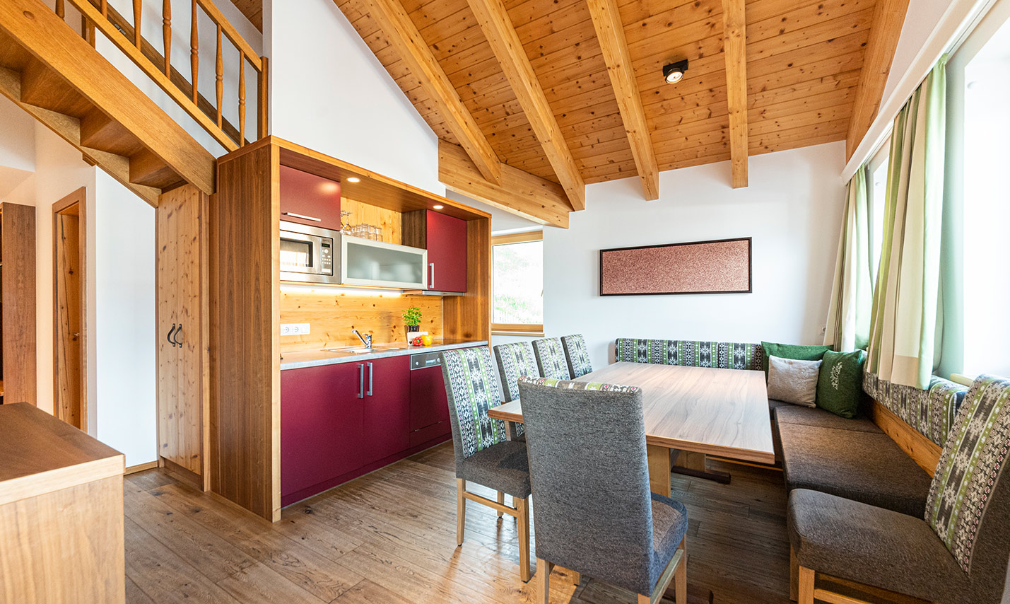 Foto: Cosy Essecke mit Küche im Appartement 9, der Top Ferienwohnung in Tirol Serfaus Fiss Ladis.