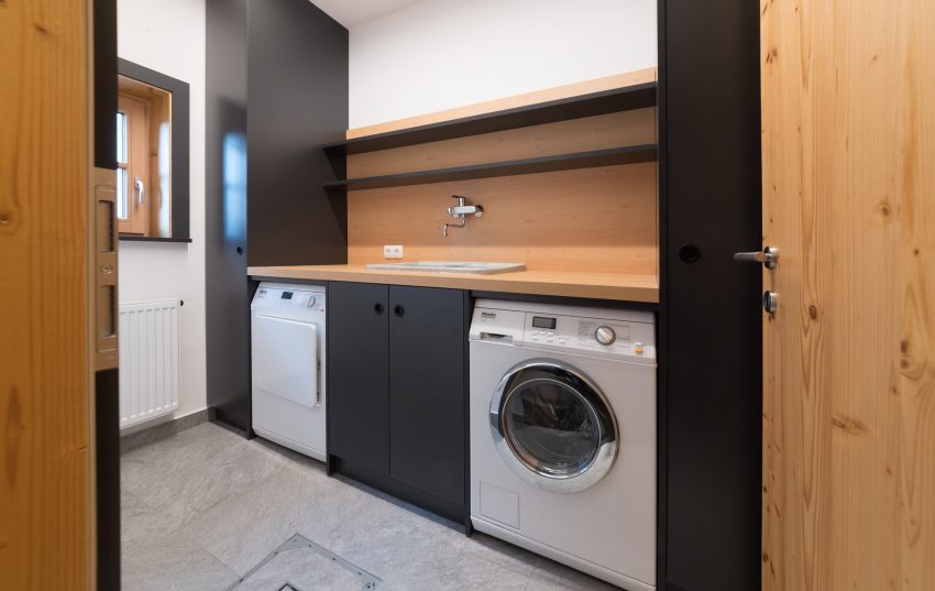 Foto: Waschraum im Appartement Haus Tirol in Ihrer Ferienwohnung Serfaus Fiss Ladis mit Trockner + Waschmaschine.