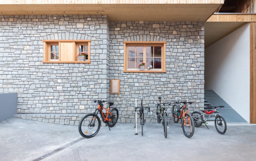 Foto: Bikes vor dem Appartement Haus Ihrer Ferienwohnung Serfaus Fiss Ladis Tirol im Zentrum Nähe Skilift.