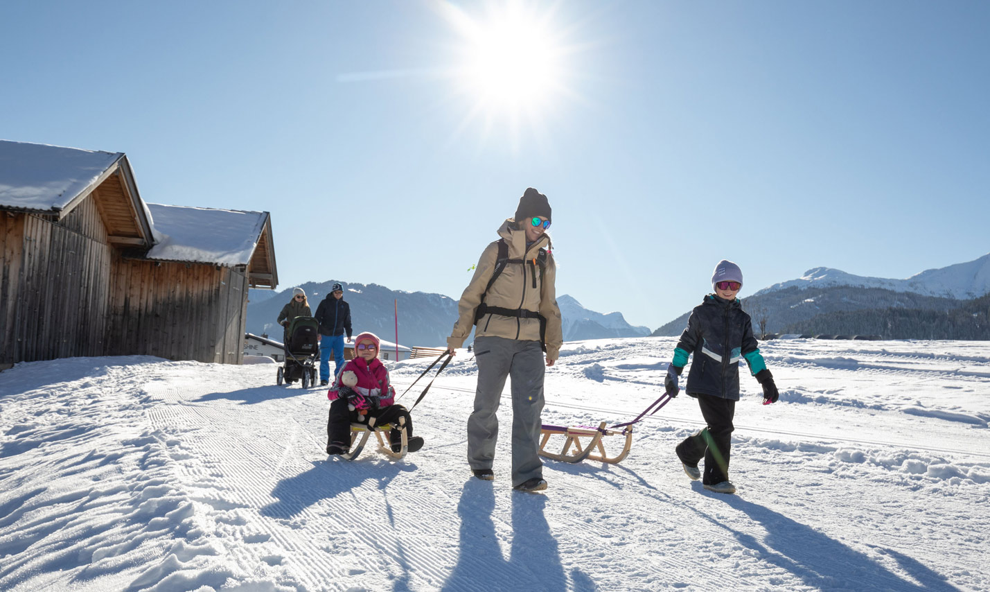 Foto: Rodeln für Familien beim Appartement Haus Fiss Ihrer Ferienwohnung im Familienurlaub in Serfaus Fiss Ladis in Tirol.