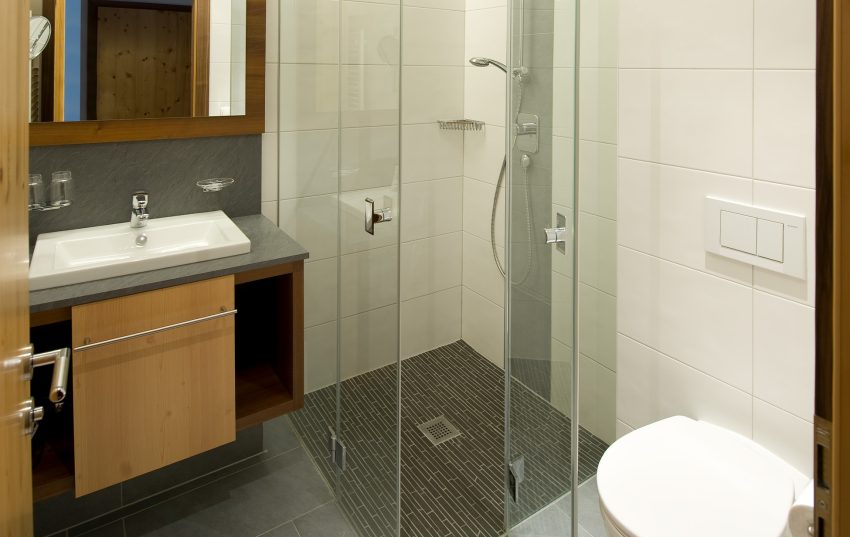 Foto: Dusche im Bad der Ferienwohnung Serfaus Fiss Ladis im Appartement Haus in Österreich Tirol.