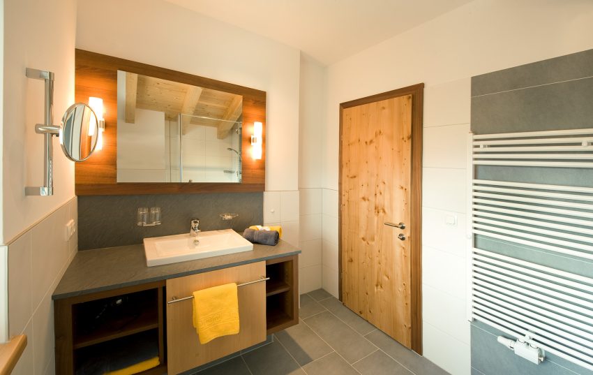 Foto: Hübsches Badezimmer vom Appartement Haus Serfaus Fiss Ladis der Ferienwohnung Tirol im Zentrum Nähe Skilift.