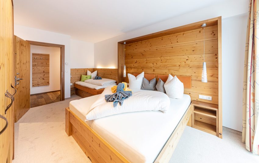 Foto: Doppelbett im Schlafzimmer Ihrer Ferienwohnung im Appartement Haus in Serfaus Fiss Ladis Tirol erleben.