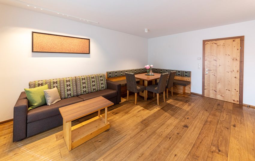 Foto: Wohnzimmer mit Sitzecke im Appartement Haus Ihrer Ferienwohnung Serfaus Fiss Ladis Tirol.