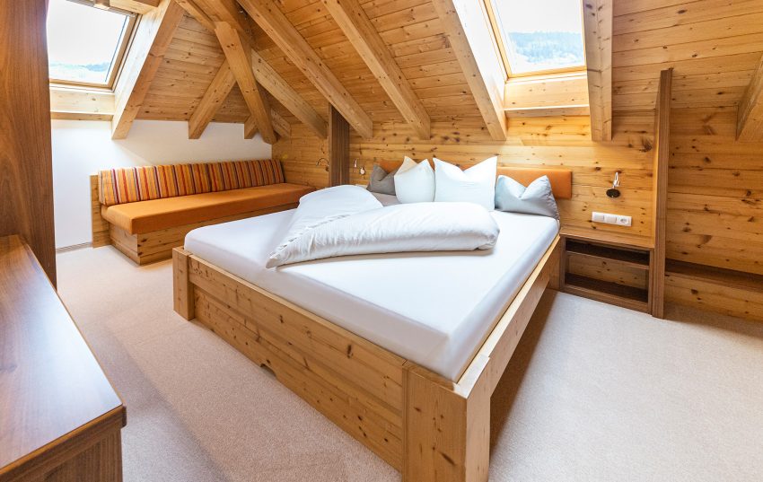 Foto: Gemütliches Bett vom Appartement Haus der Ferienwohnung Serfaus Fiss Ladis Tirol im Familienurlaub.