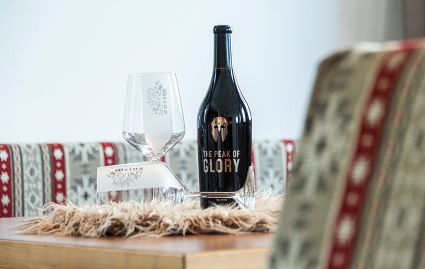 Foto: Weinflasche mit Weinglas in der Ferienwohnung im Appartement Haus in Serfaus Fiss Ladis Tirol.