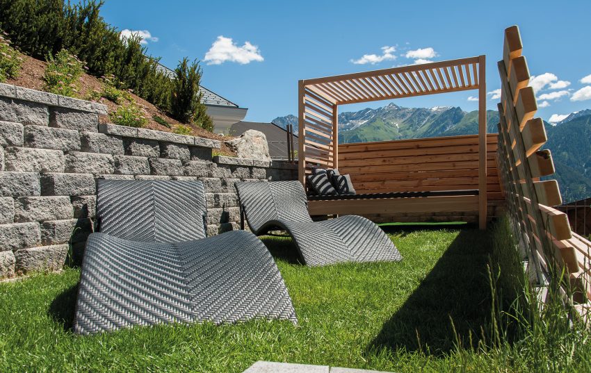 Foto: Appartement Garten der Ferienwohnung in Serfaus Fiss Ladis mit gemütlichen Liegen in Tirol Österreich.