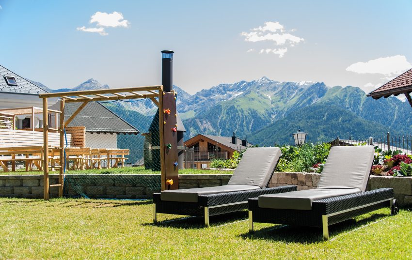 Foto: Entdecke die Liegen + Klettergerüst im Garten vom Appartement bzw. der Ferienwohnung Serfaus Fiss Ladis Tirol.