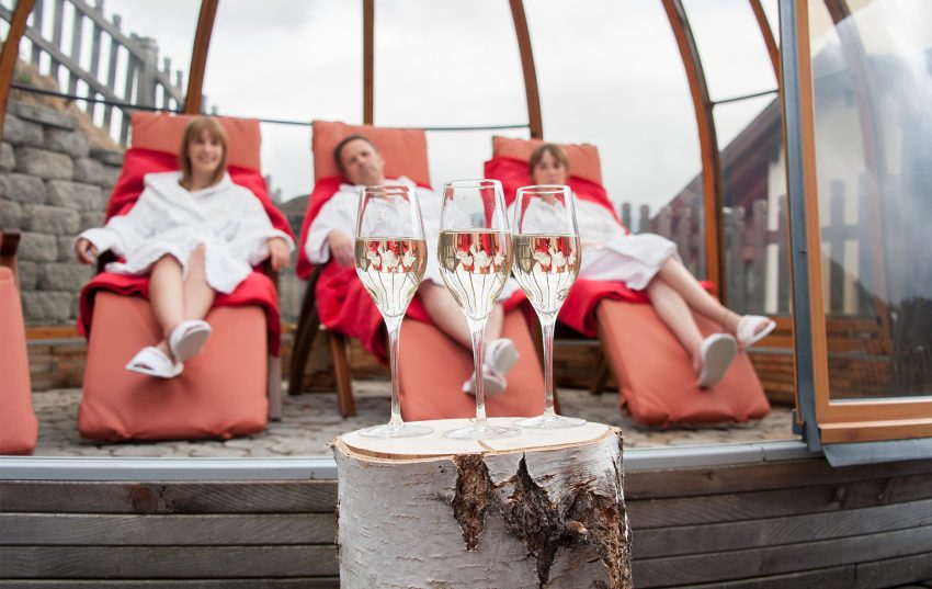 Foto: Panoramaruheraum mit Gästen beim Appartement, Ihrer Ferienwohnung Serfaus Fiss Ladis Tirol im Zentrum.