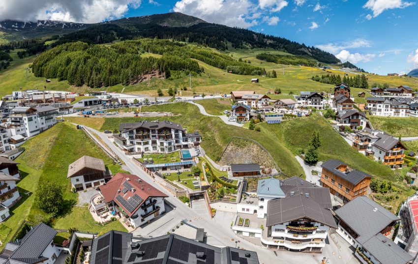 Foto: Umgebung vom Appartement Haus der Ferienwohnung Serfaus Fiss Ladis Tirol Österreich direkt an der Bergbahn.