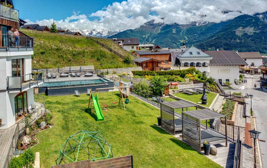 Foto: Der Sommer beim Appartement in Serfaus Fiss Ladis Tirol Österreich im Familienurlaub mit Pool + Spielplatz.