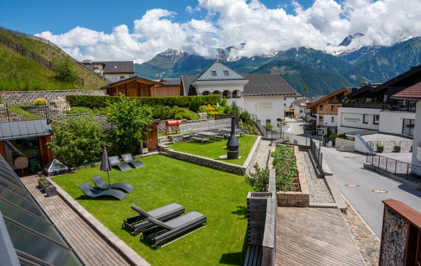 Foto: Sommerlicher Appartement Garten im Zentrum von Serfaus Fiss Ladis bei der Ferienwohnung Tirol Österreich.